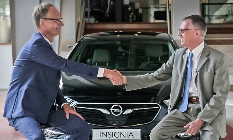 Az Opel vezérigazgatója, Michael Lohscheller és a PSA-csoport vezérigazgatója, Carlos Tavares